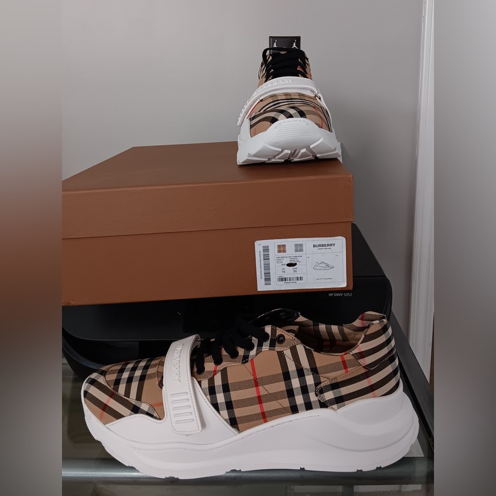 Men’s Burberry sneakers - Picture 3 of 4